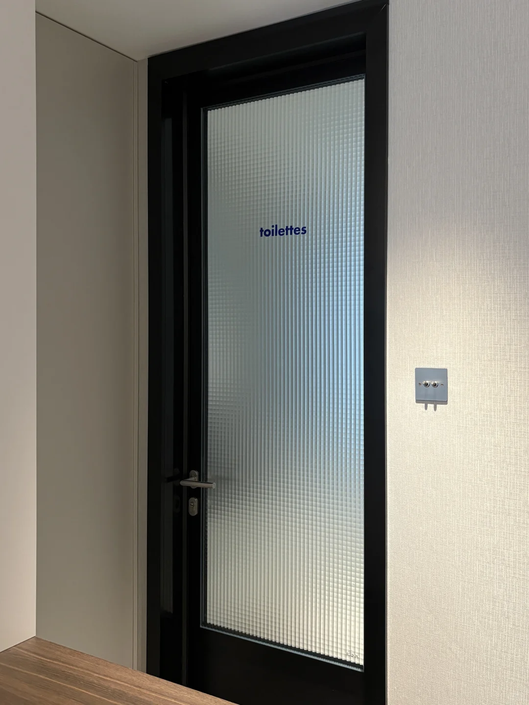 复刻柯布西耶小「黑」门 双方格油砂真的很美