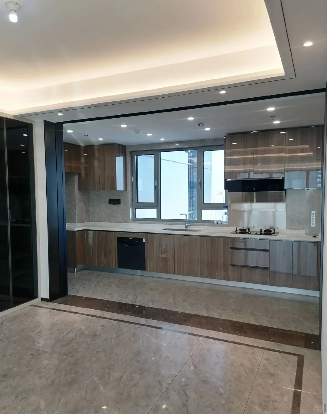 这玻璃都擦成透明的了。