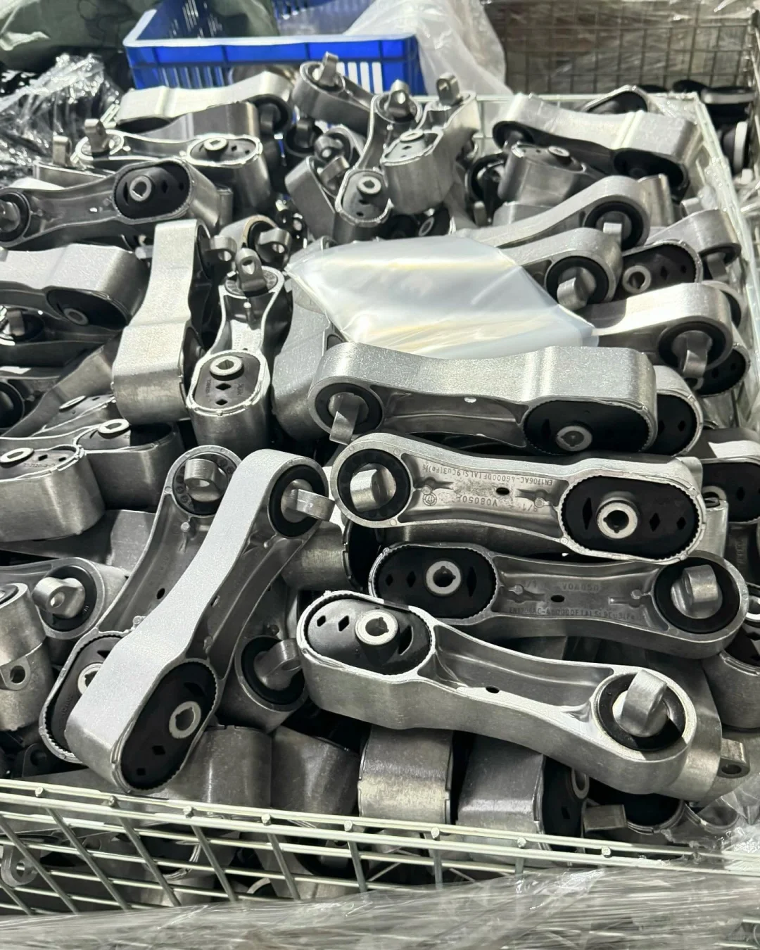 奔驰宝马机脚胶发动机支架工厂供应商