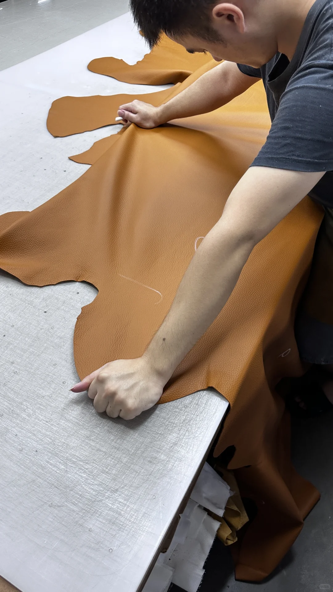 真皮沙发的诞生，来自师傅精密的手工裁剪