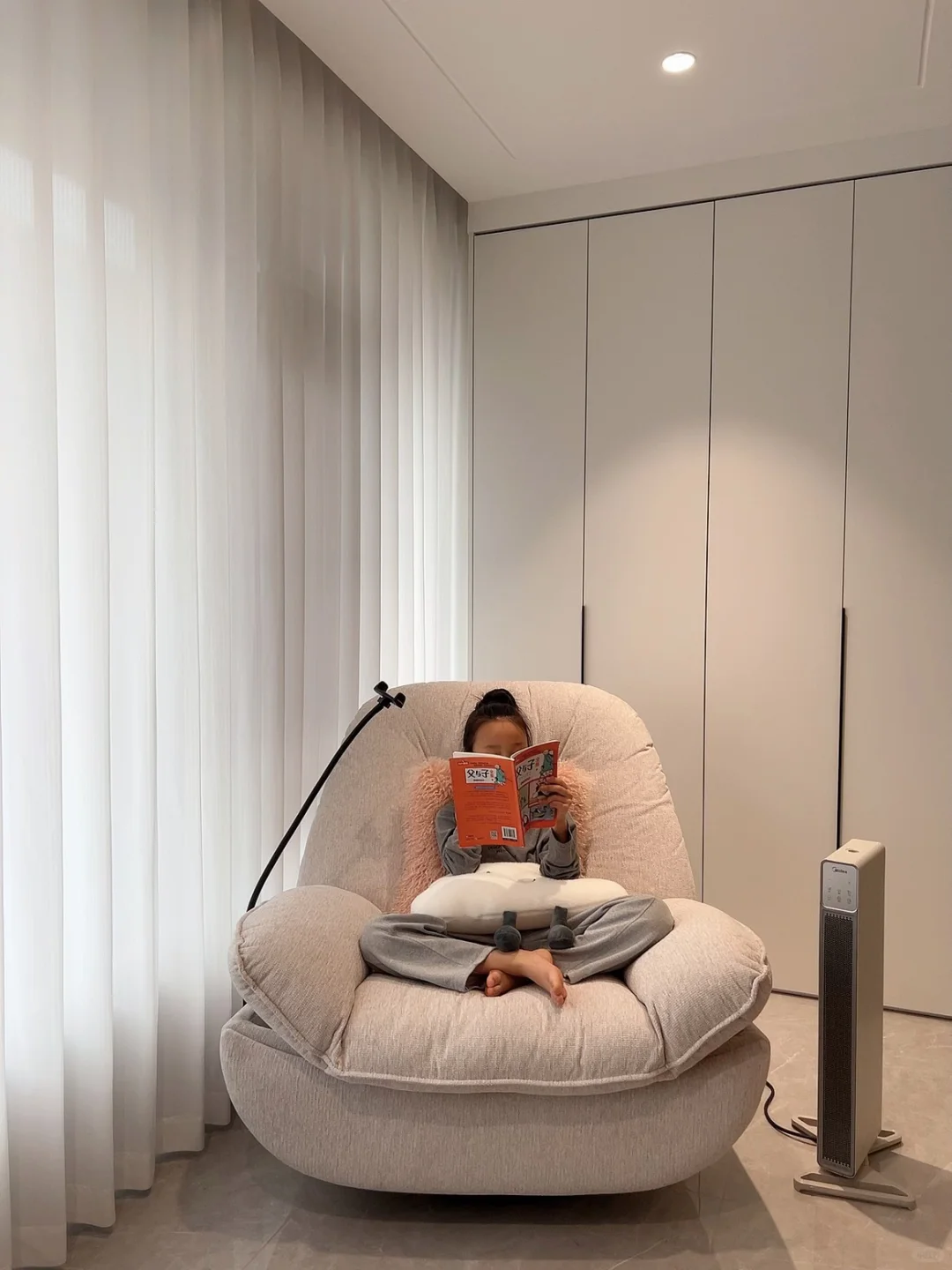 供暖空窗期，一台取暖器给足了娃的安全感～