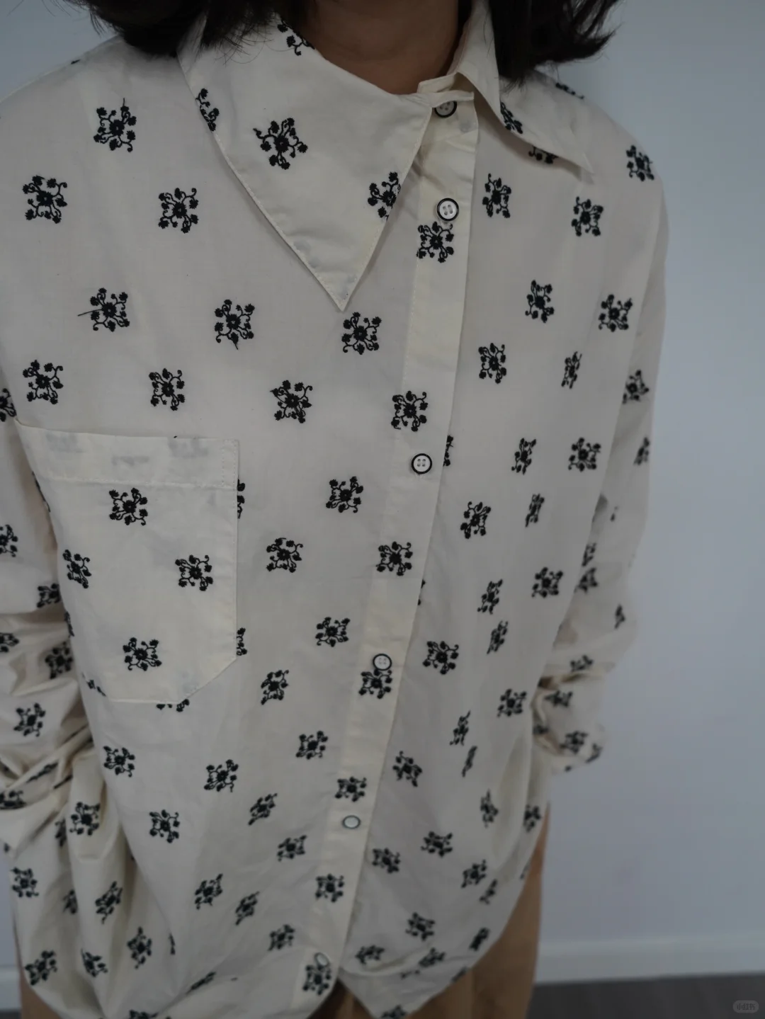 算是…复古又有设计感的一件衬衫吧