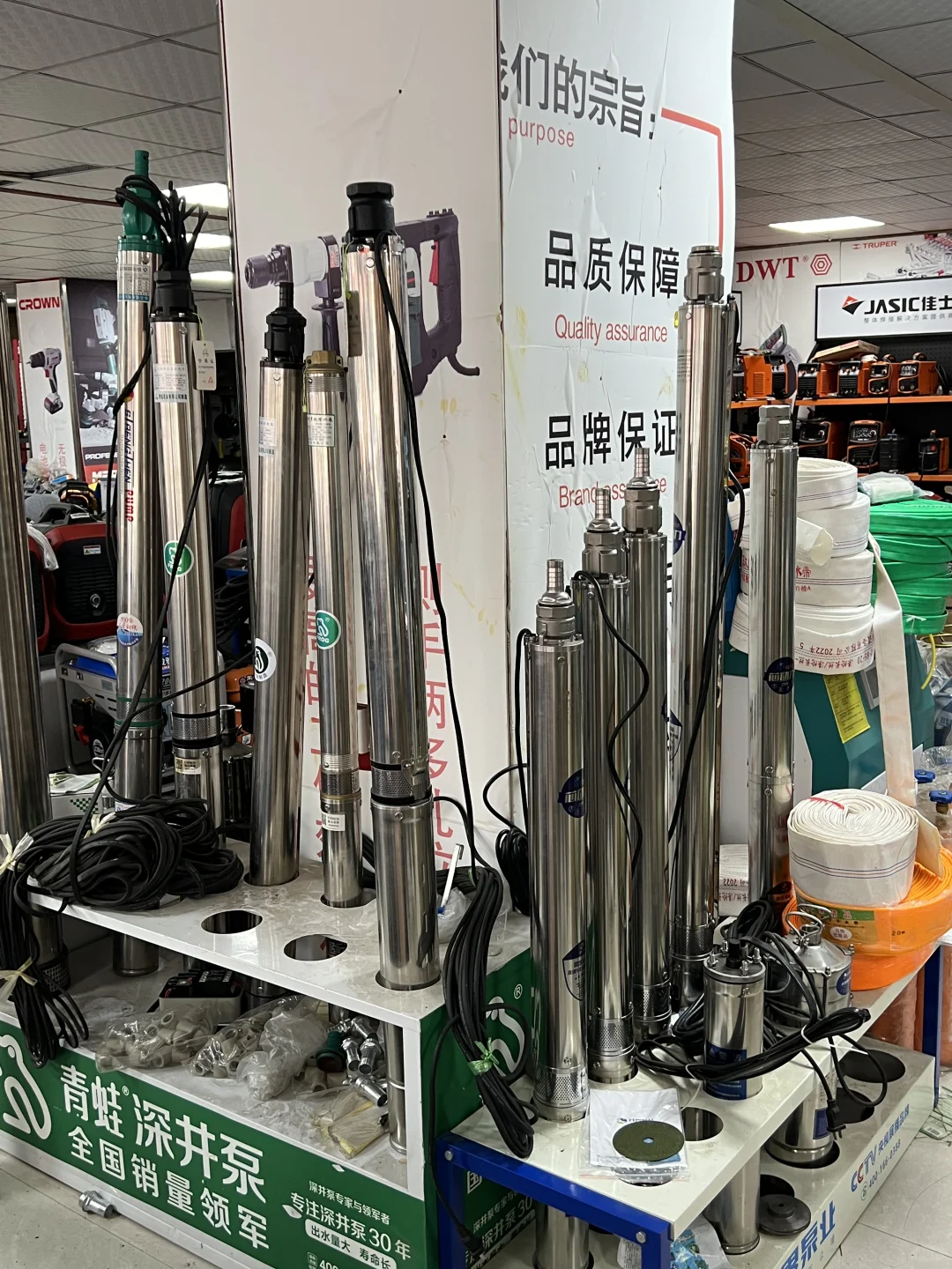 这应该算得上应有尽有的五金店?