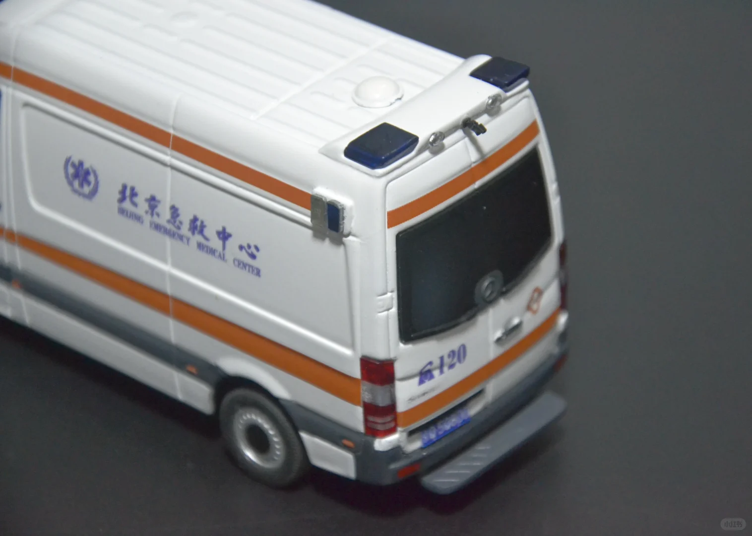 汽车模型收藏 - 奔驰凌特5G智慧医疗救护车