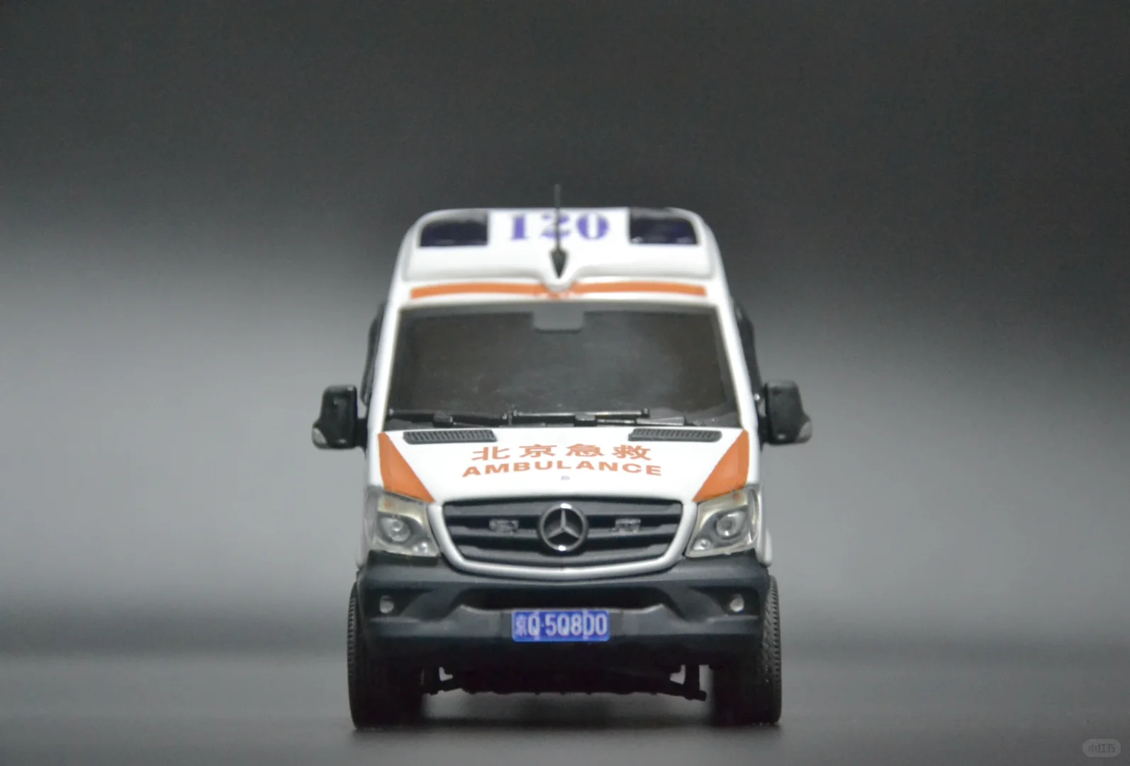 汽车模型收藏 - 奔驰凌特5G智慧医疗救护车
