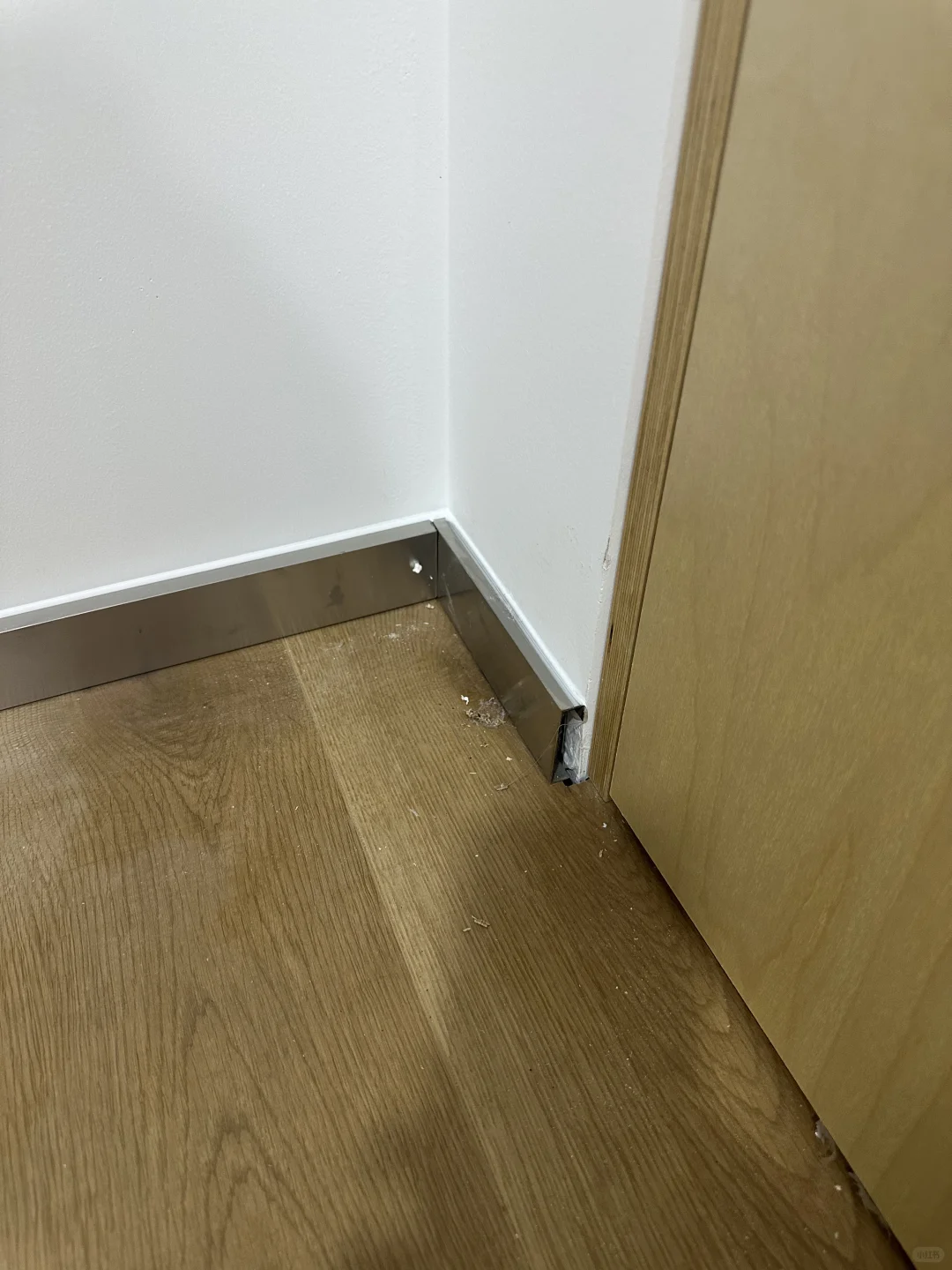 不锈钢踢脚线翻车