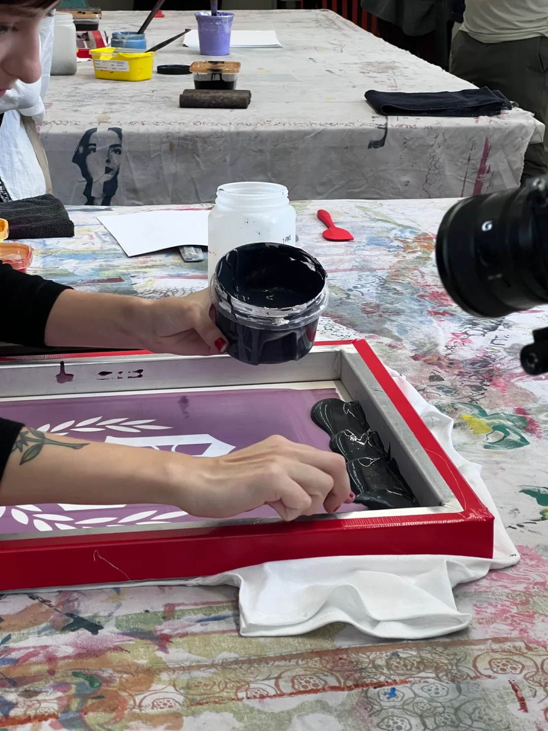 穿自己设计制作的丝网印和热转印T恤