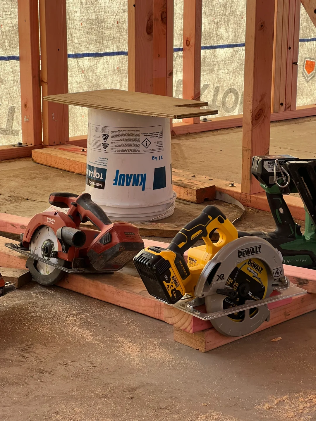 就Circular Saw来说，我更喜欢用DeWALT