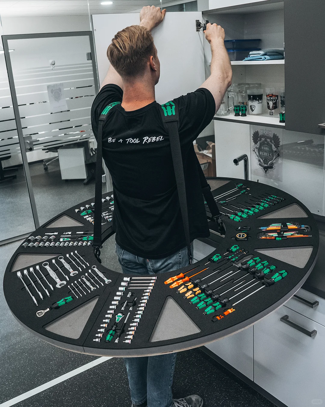 啊…搞什么？工具辣妹装吗…