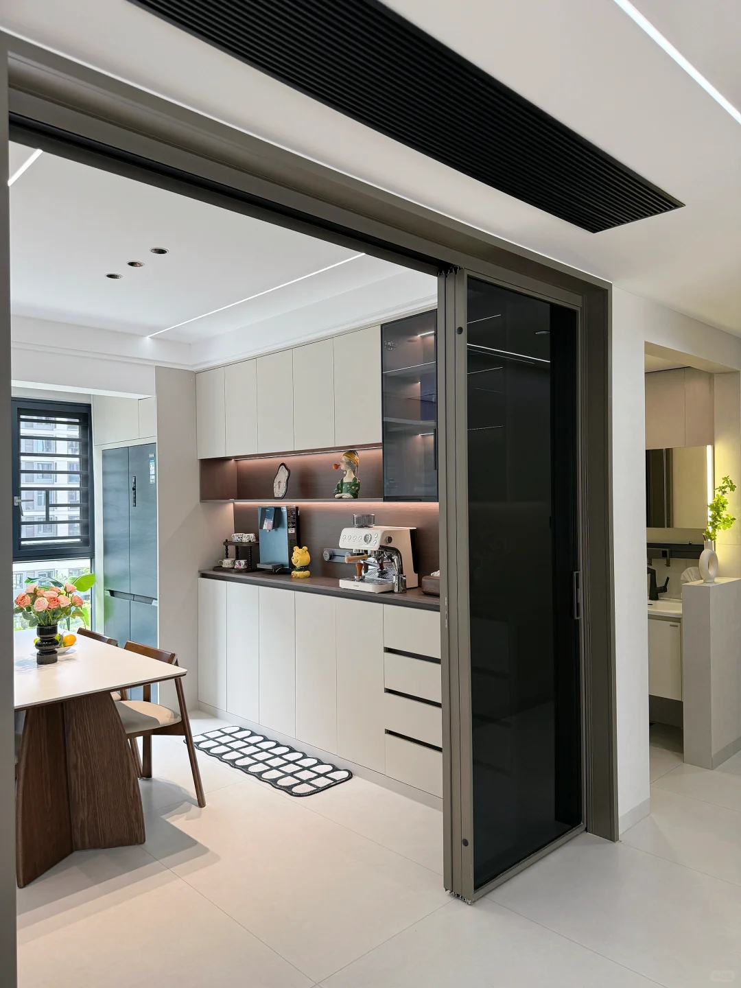 谁懂啊?我家餐边柜配色也太好看了吧！