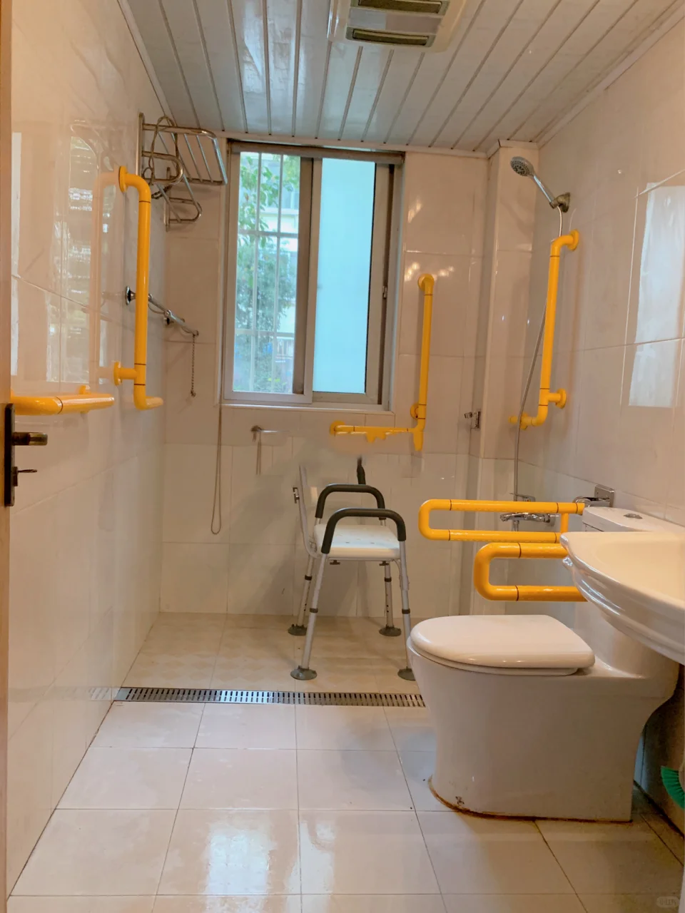 卫生间扶手安装，让父母洗澡更安全！