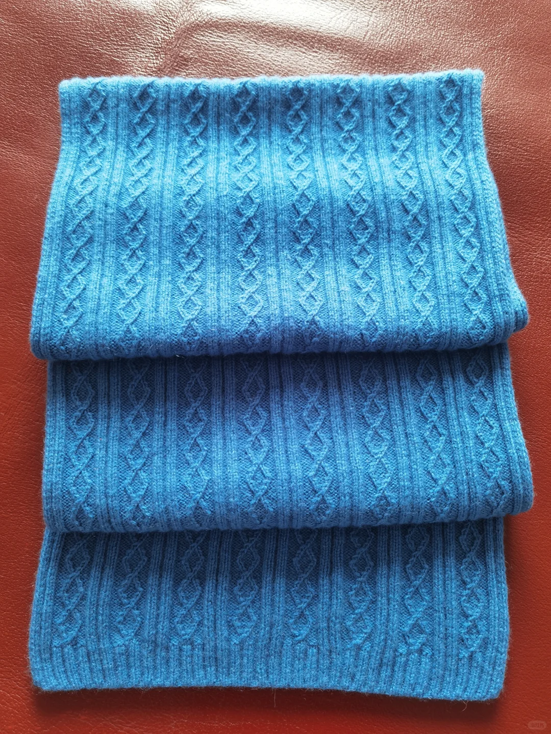 美哒哒宝石蓝羊绒围巾！分享两侧不卷边技巧