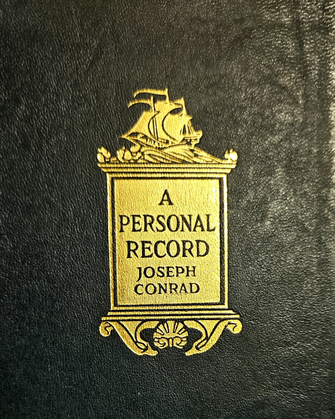 精美的烫金装帧设计