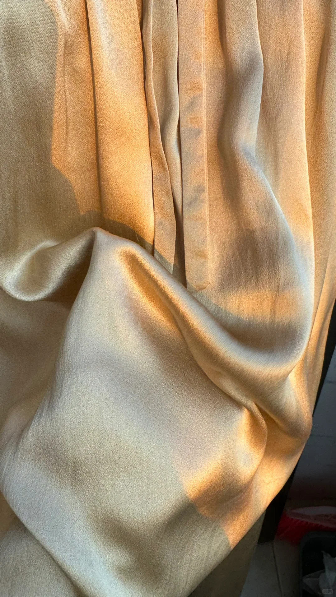 金色湖水般泛起粼粼波光！真丝素绉缎！