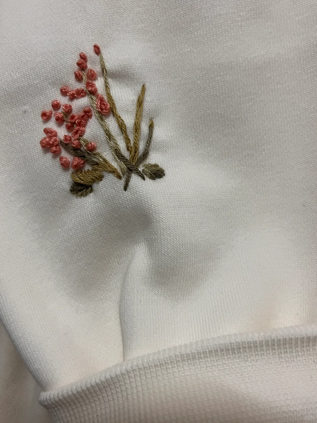 自己绣的袖口玫瑰花噂嘟好喜欢