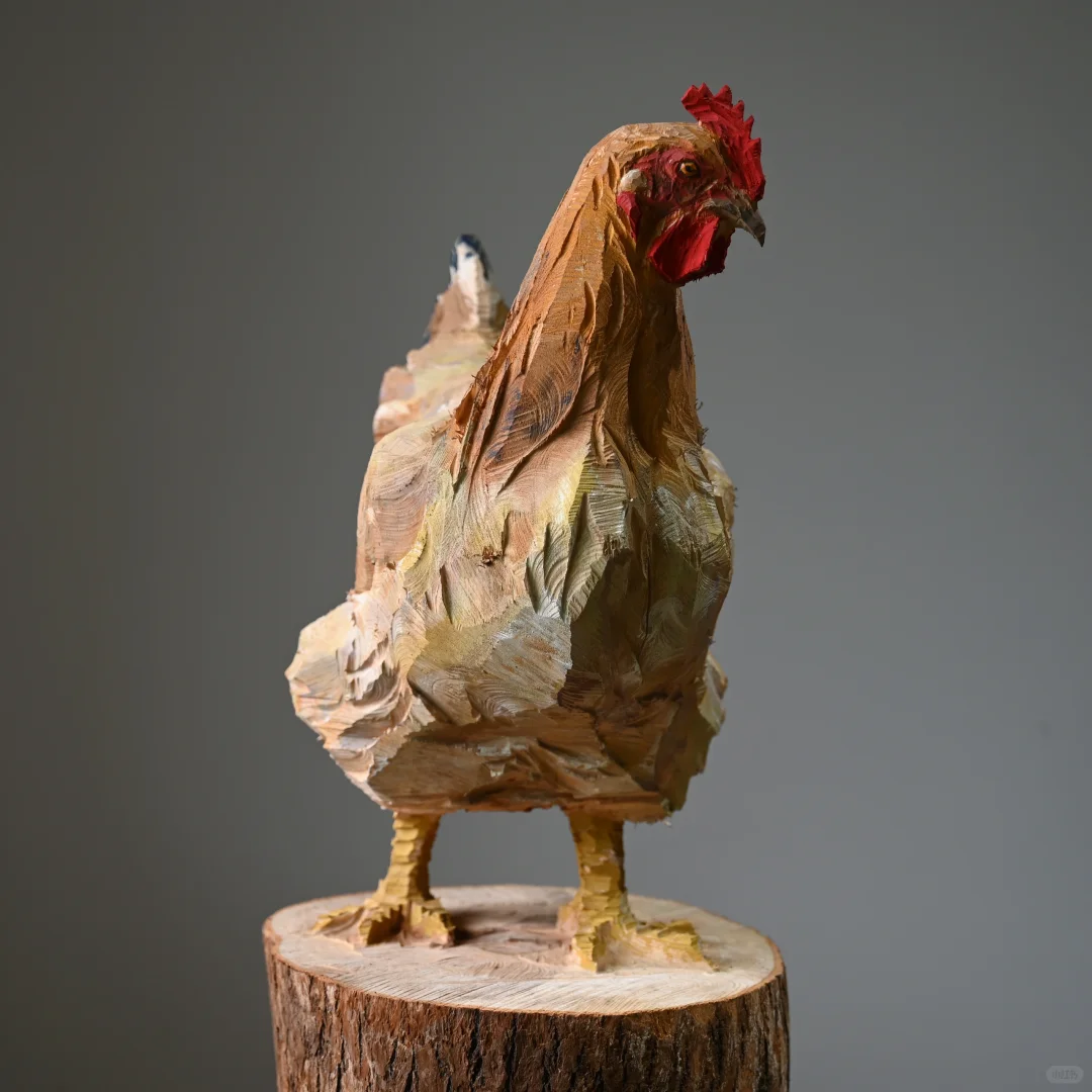 村里大娘说：谁家的鸡跳到小邓的木头上了