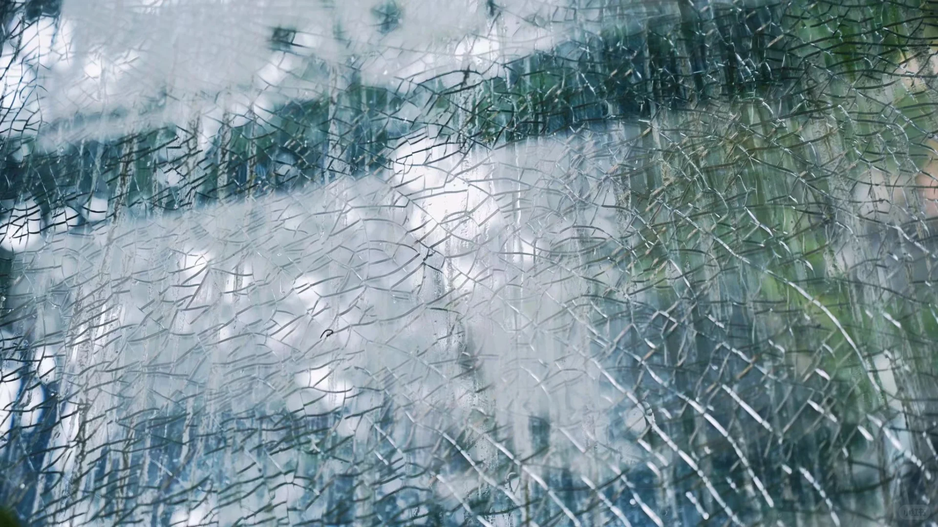 破碎但又泛着光