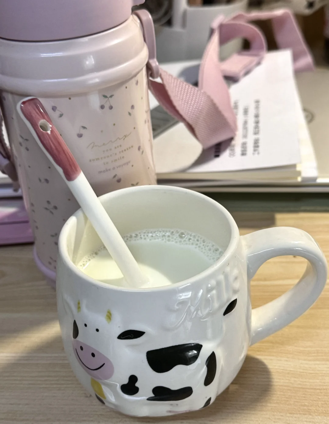 在降温的下雨天来上一杯暖乎乎的热牛奶