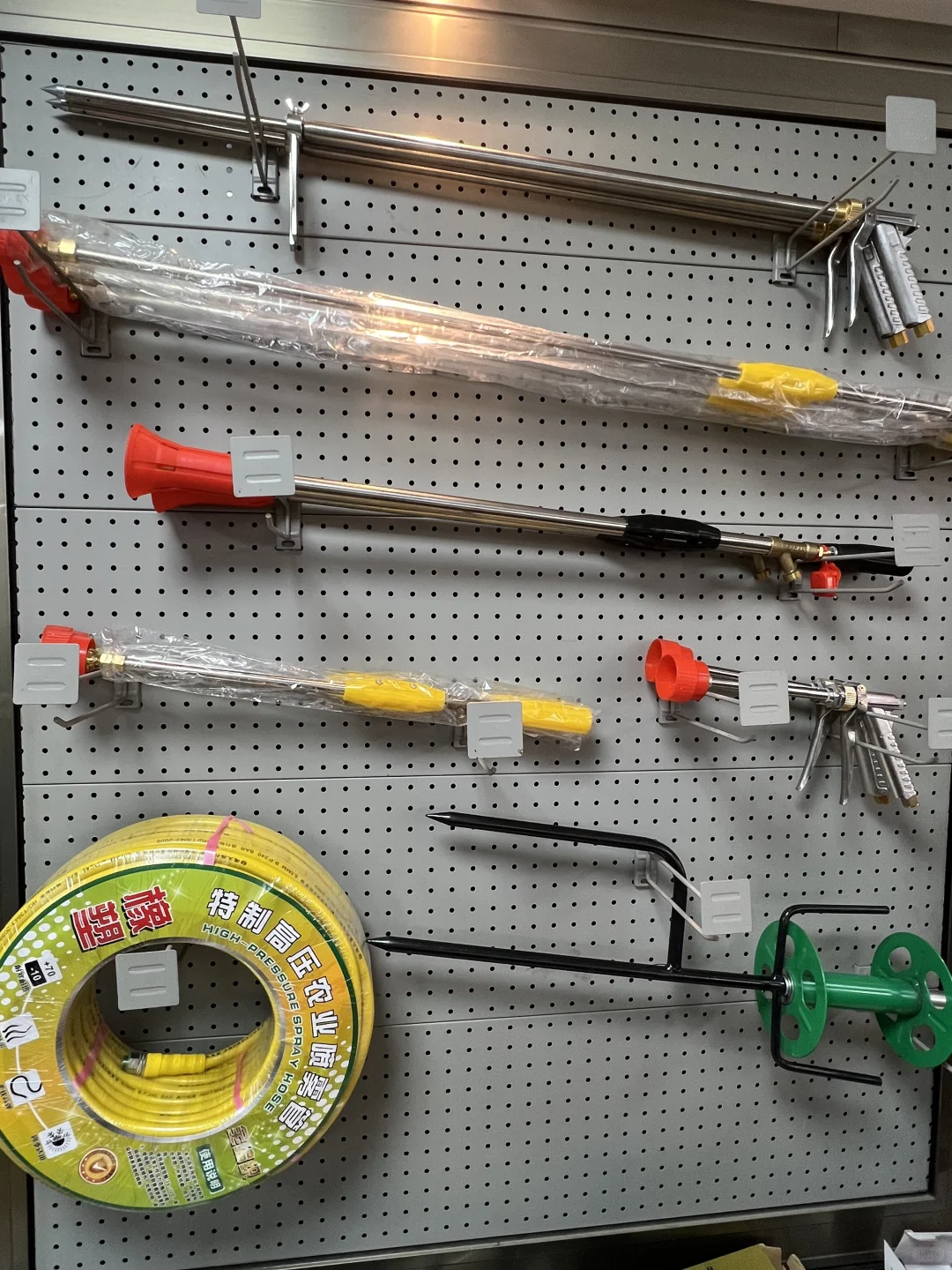 这应该算得上应有尽有的五金店?