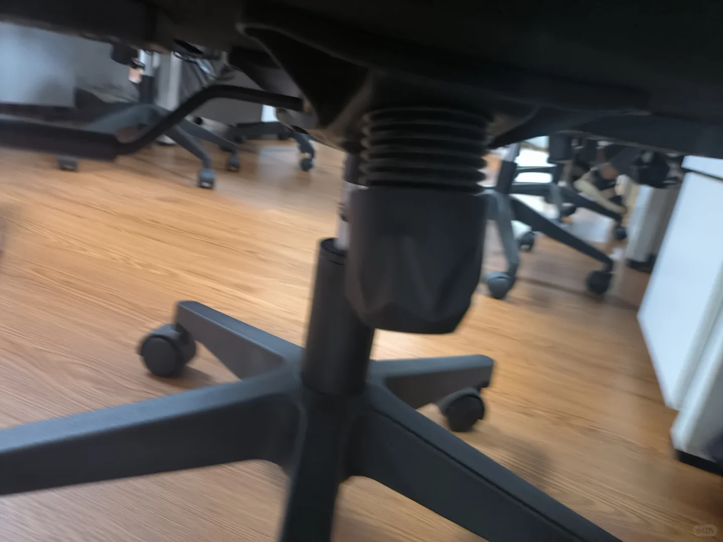 实习互助之办公室椅子怎么调节？