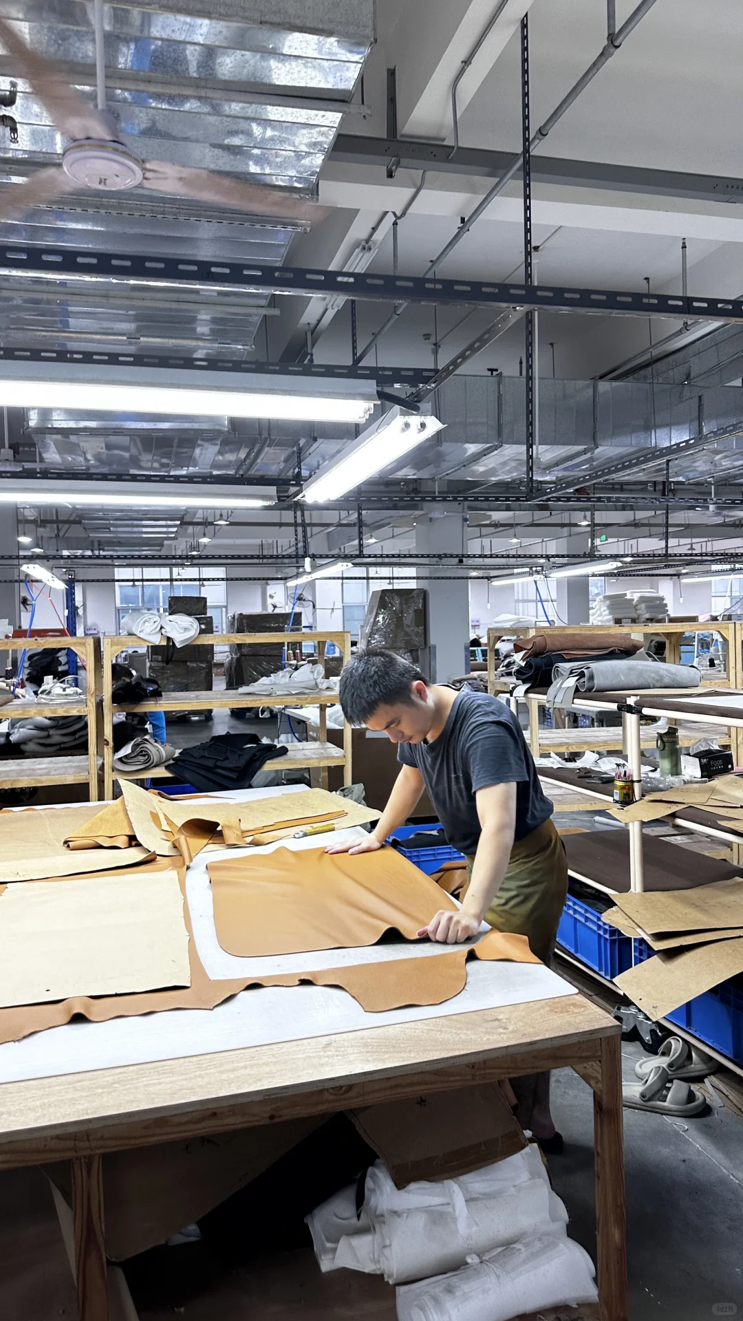 真皮沙发的诞生，来自师傅精密的手工裁剪