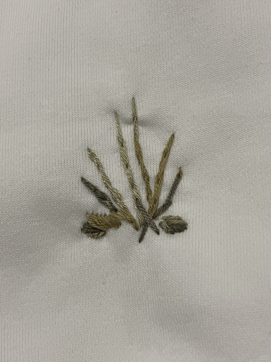 自己绣的袖口玫瑰花噂嘟好喜欢