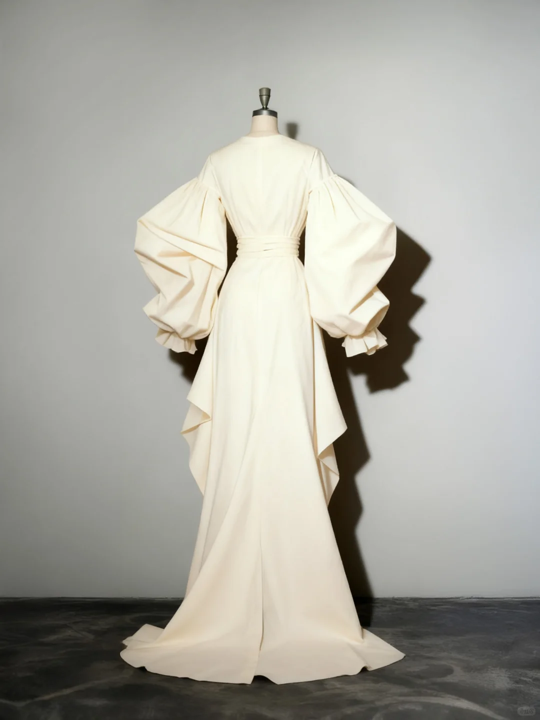 雕塑袖与瀑布摆