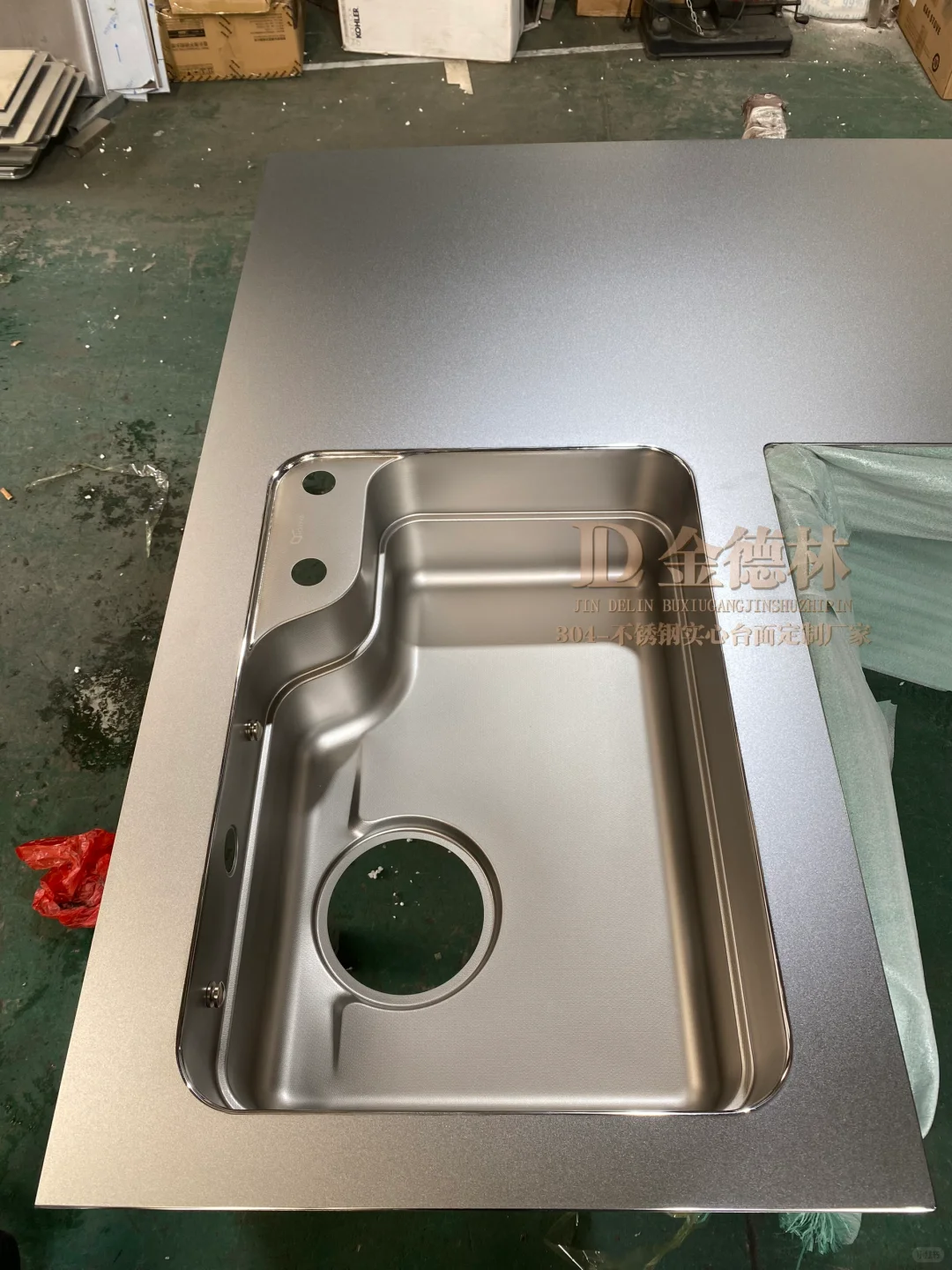 不锈钢台面越来越卷了...