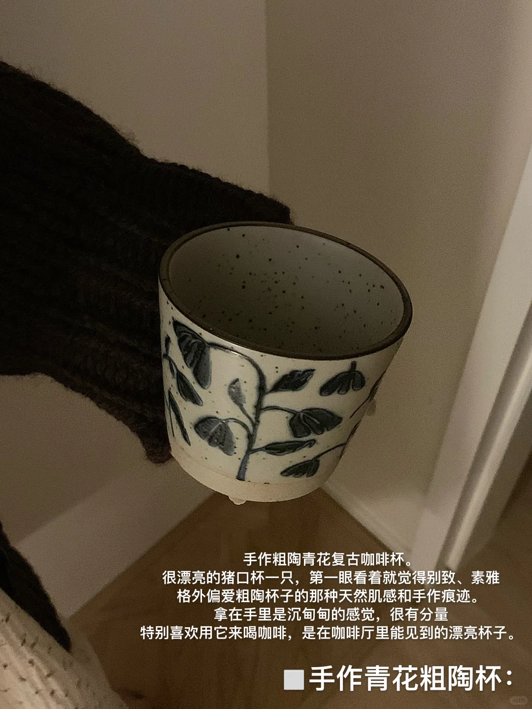 ??淡人餐桌上的九只漂亮杯子。