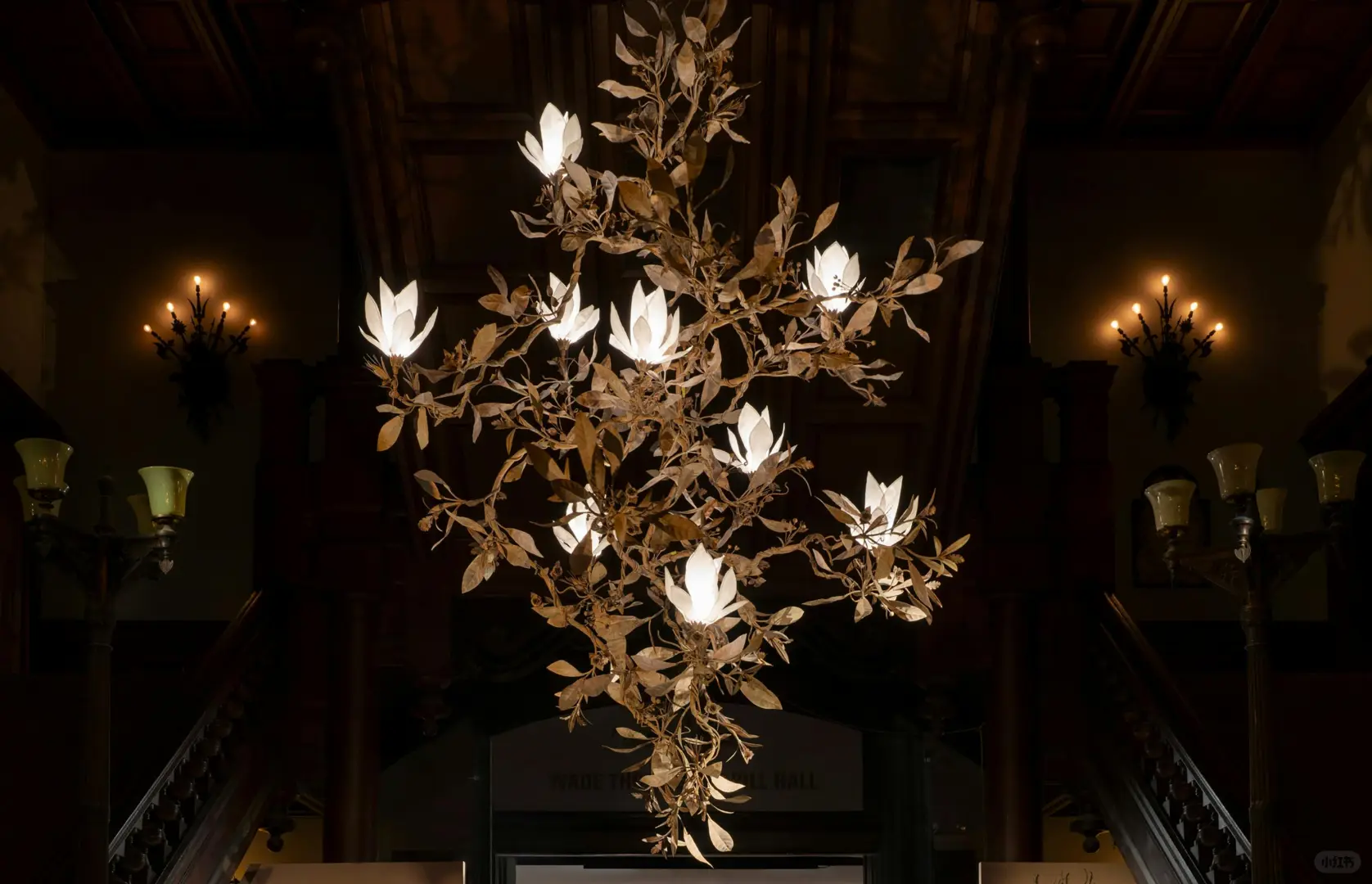 ?大型雕塑吊灯-纺织工艺雕刻木兰花瓣