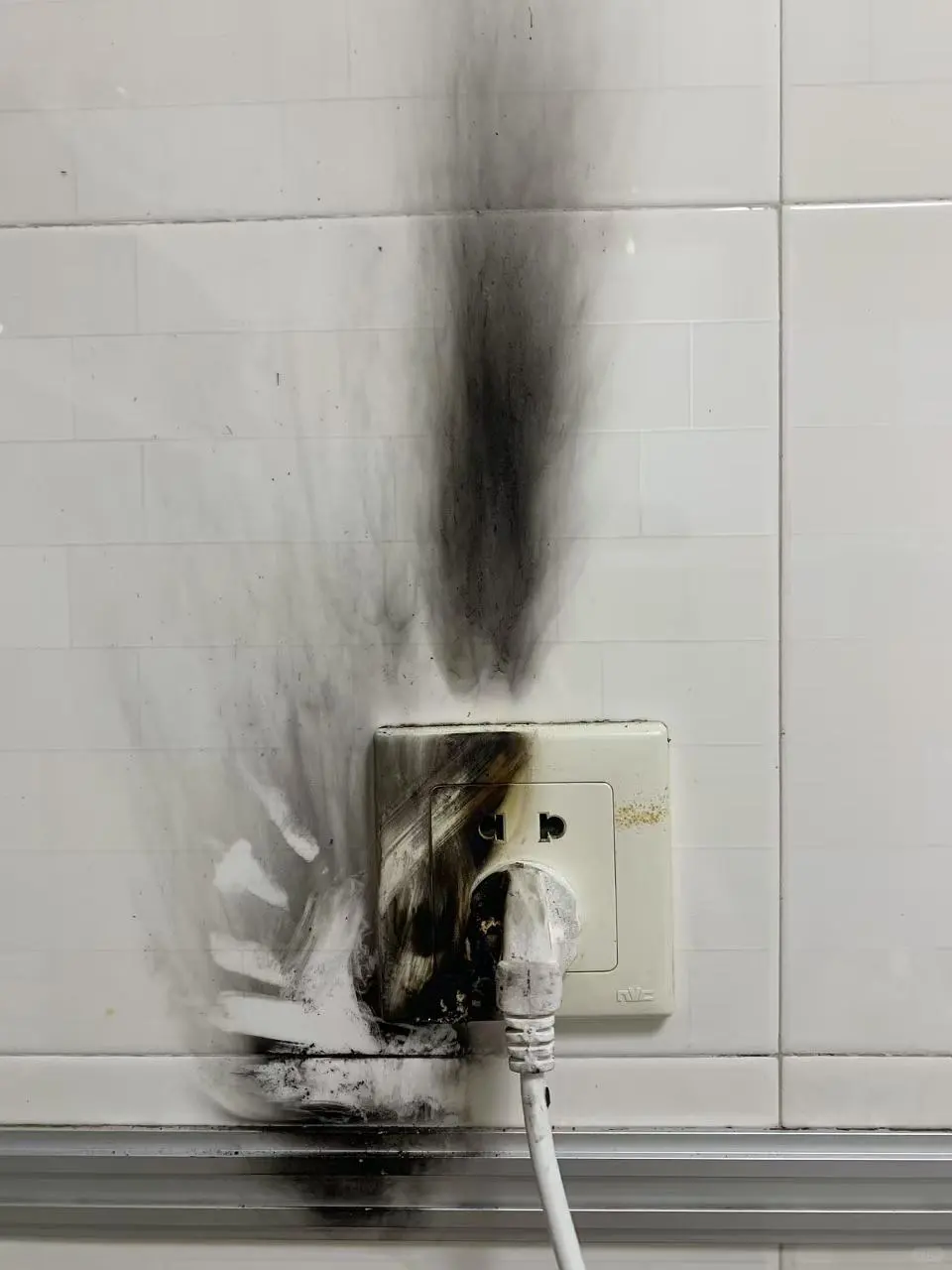 电热水器电路故障导致插头插座烧坏