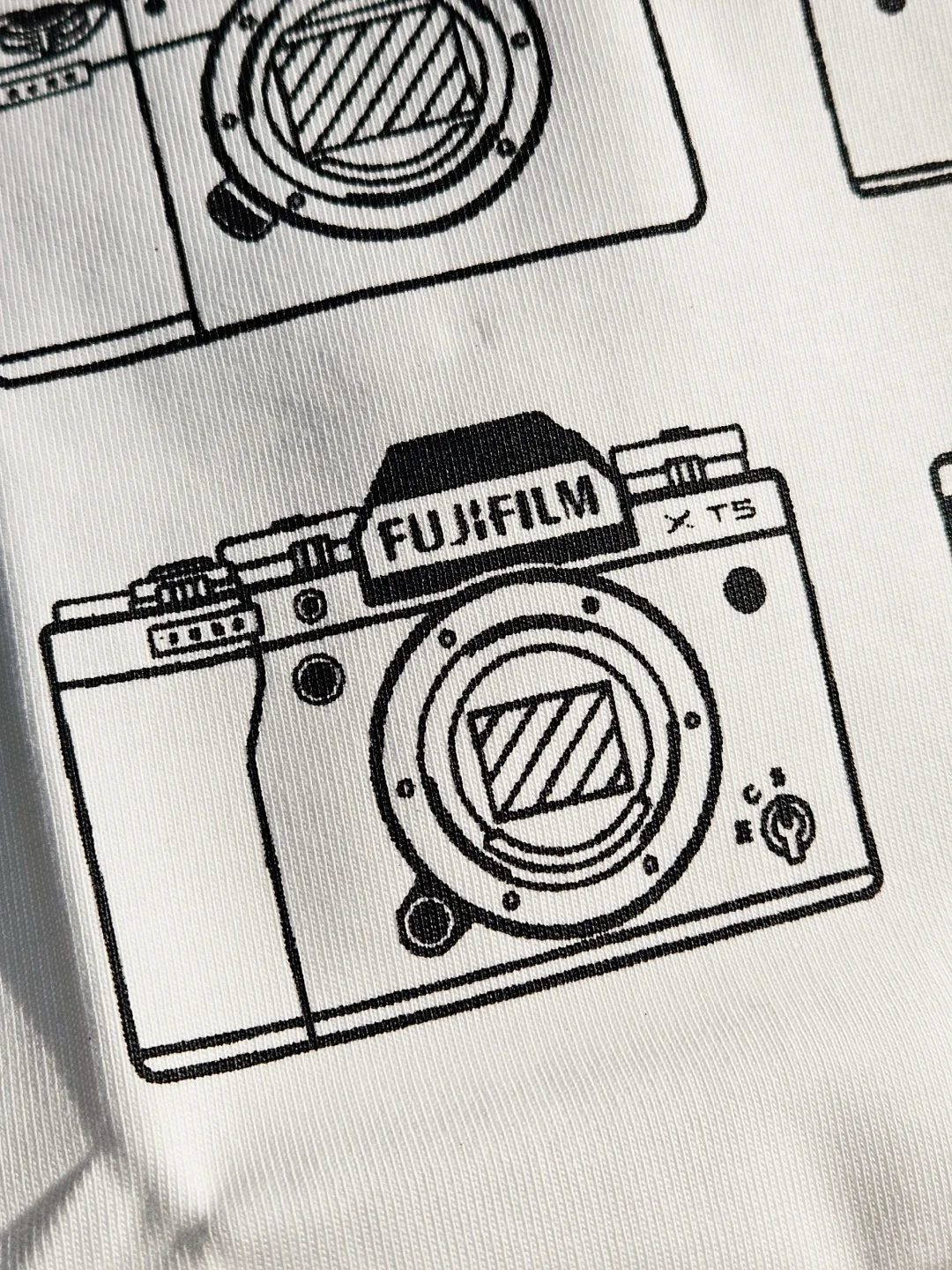 用丝网印刷了一些独一无二的短袖?