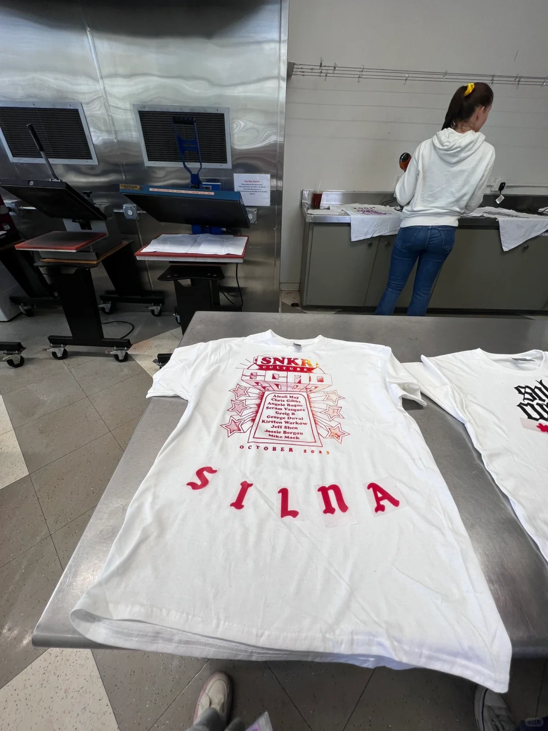 穿自己设计制作的丝网印和热转印T恤