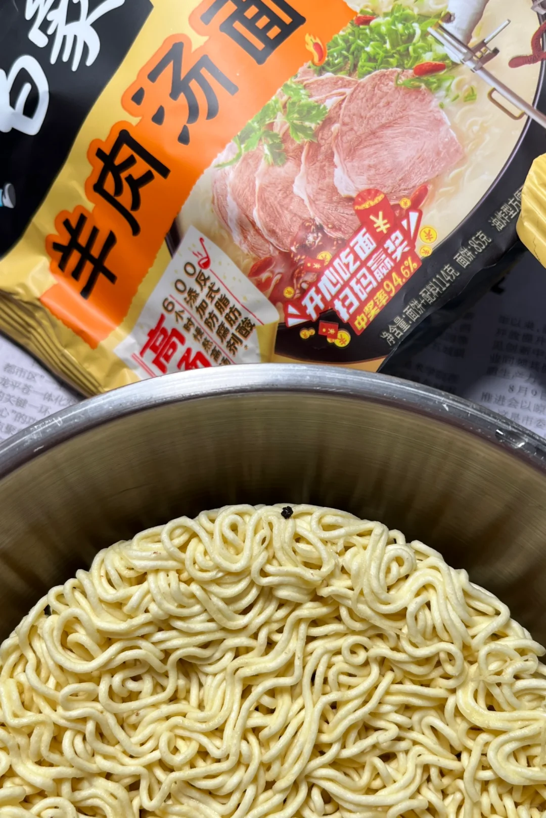 白象方便面的面饼上有异物