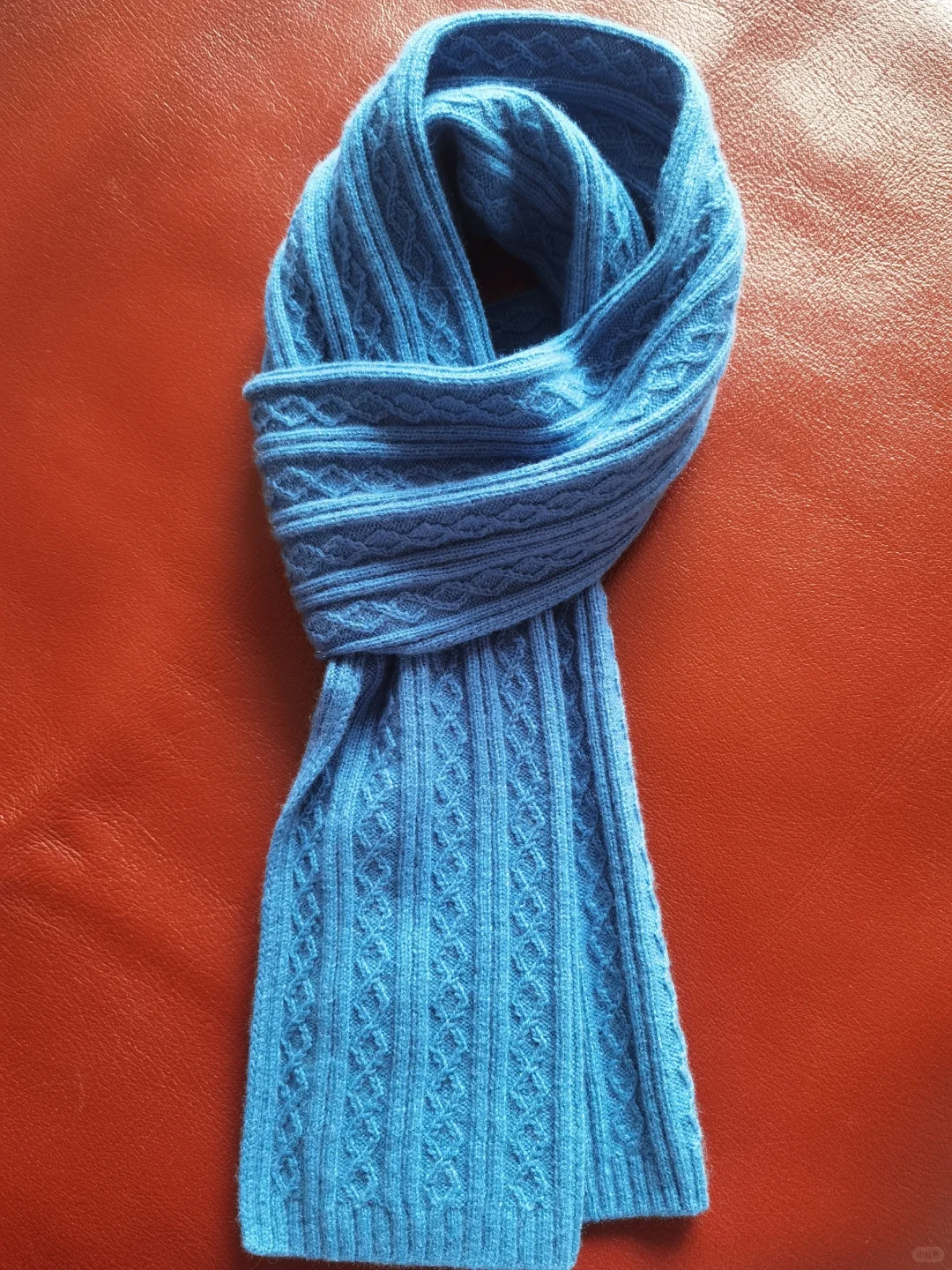 美哒哒宝石蓝羊绒围巾！分享两侧不卷边技巧