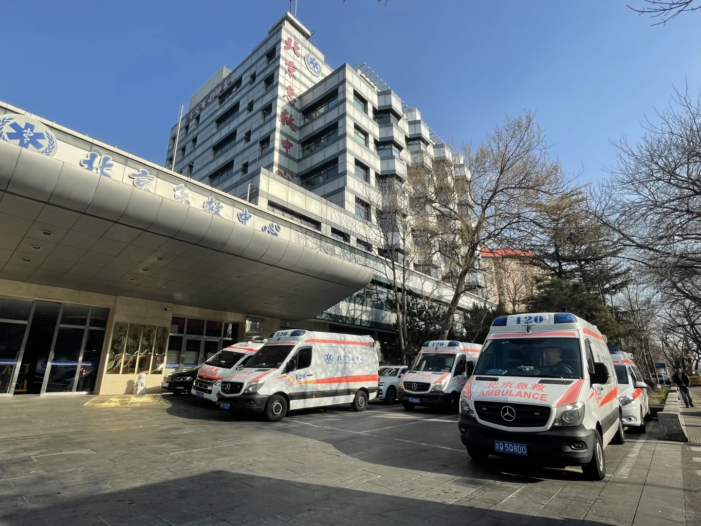 汽车模型收藏 - 奔驰凌特5G智慧医疗救护车