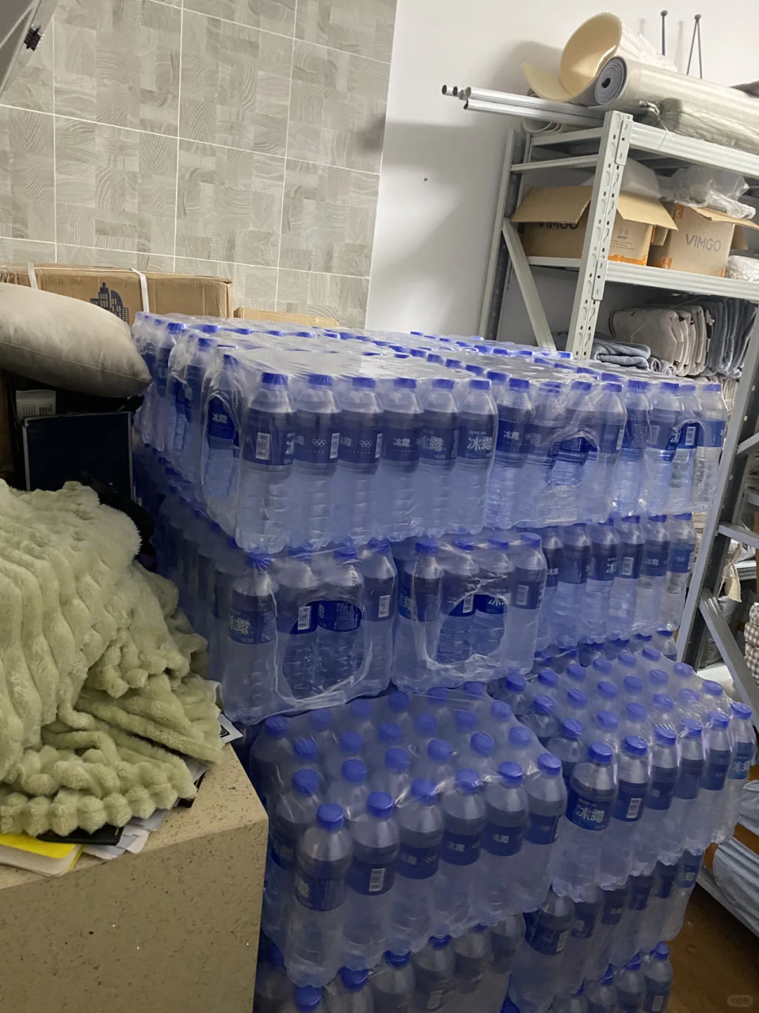 张家界矿泉水瓶装水饮料方便面八宝粥批发