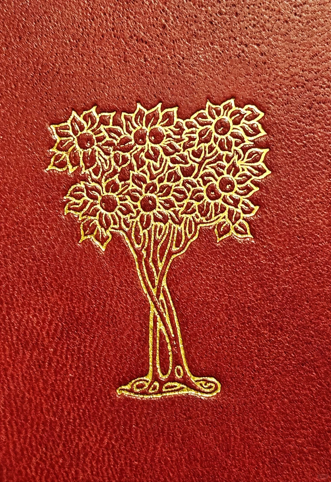 精美的烫金装帧设计