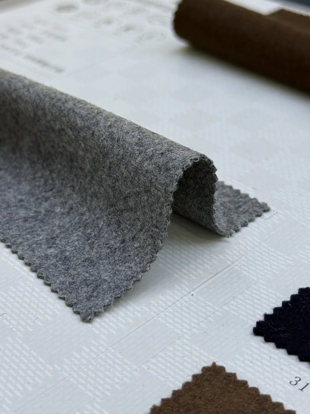 羊毛双面绒面料，细腻温暖的质感