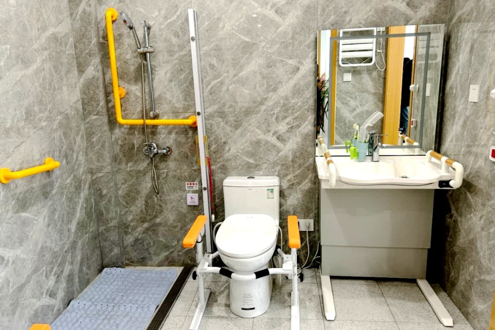 卫生间扶手安装，让父母洗澡更安全！