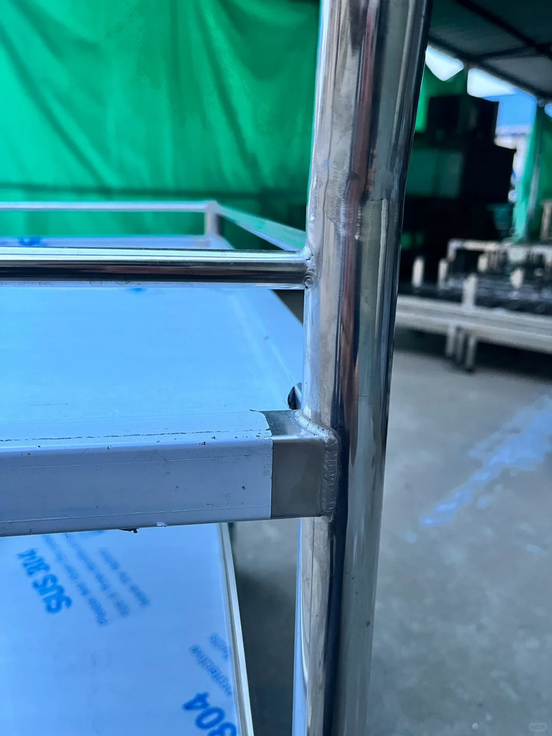 00后年轻小伙自己创业制作不锈钢