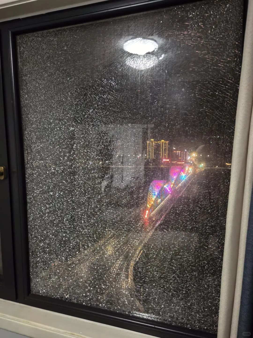 兴发铝材断桥铝门窗碎成万花筒