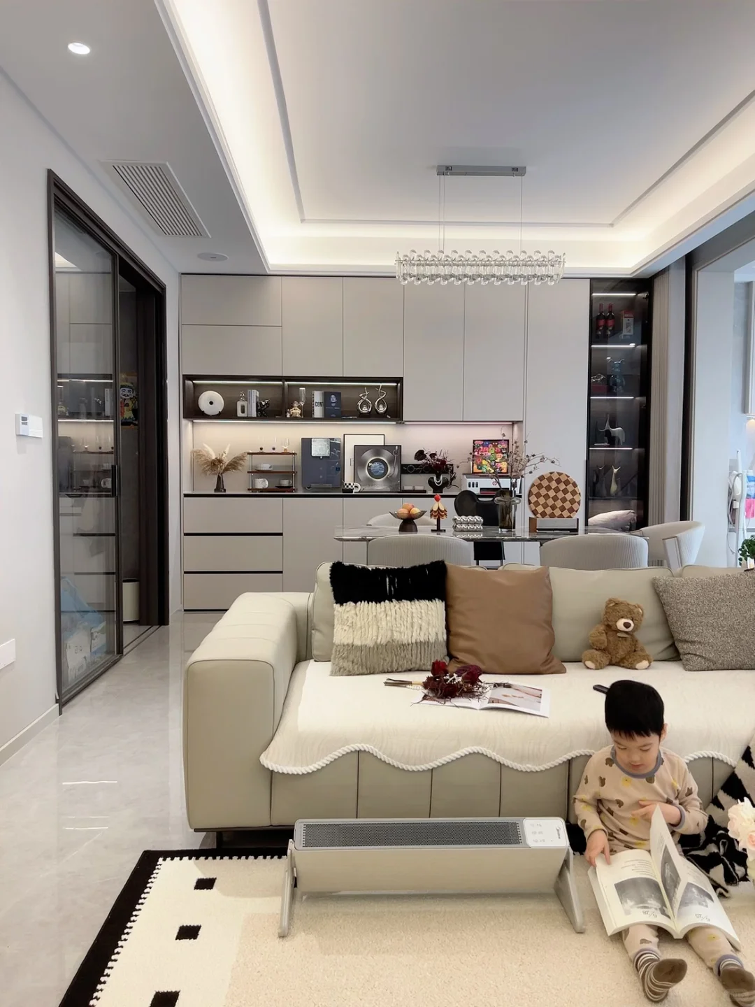 供暖空窗期，一台取暖器给足了娃的安全感～