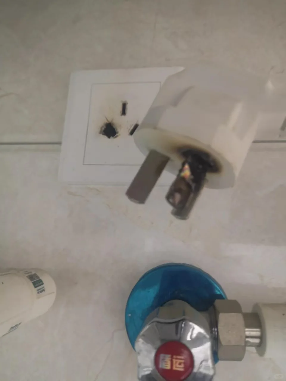 电热水器电路故障导致插头插座烧坏