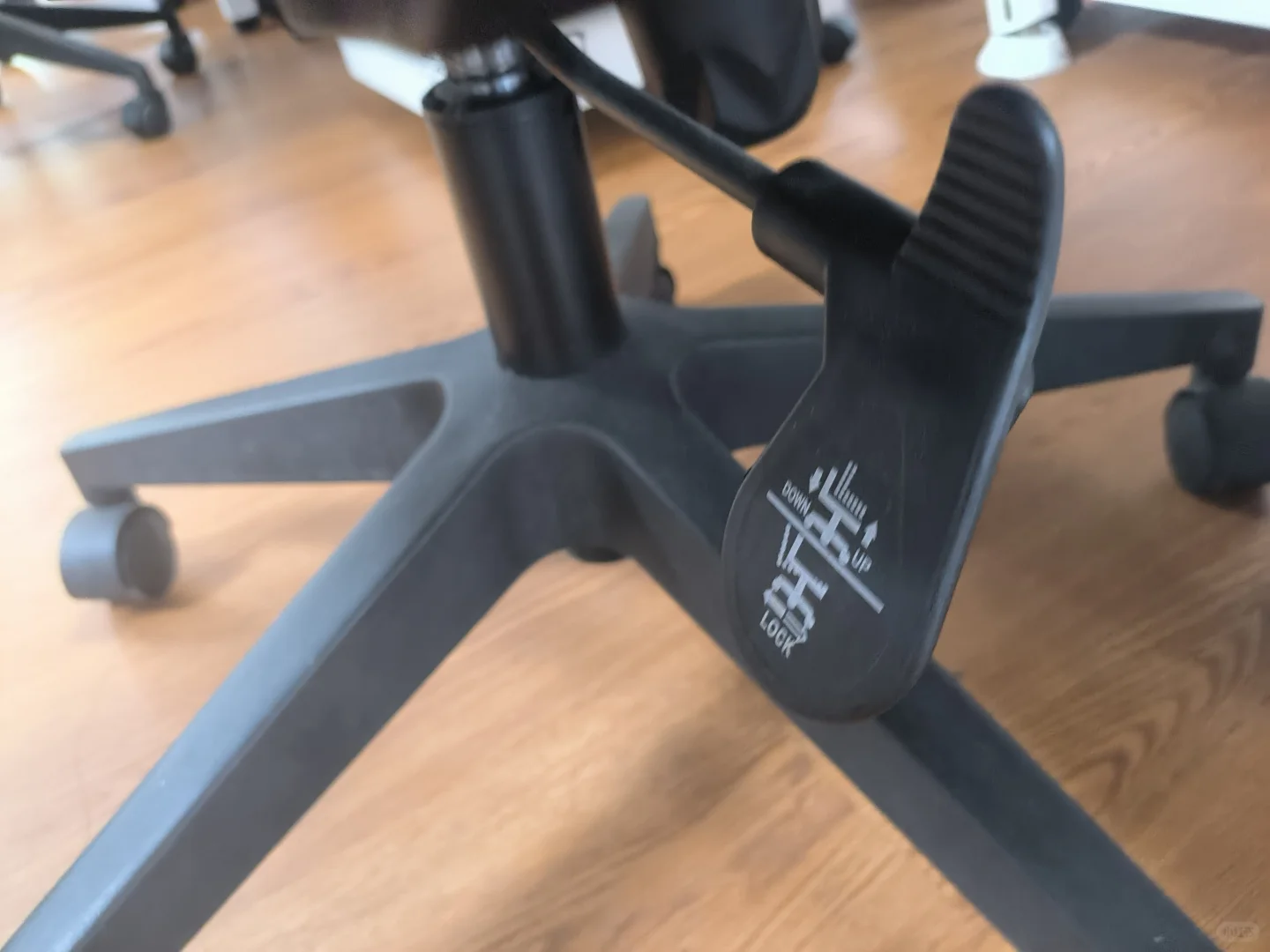 实习互助之办公室椅子怎么调节？