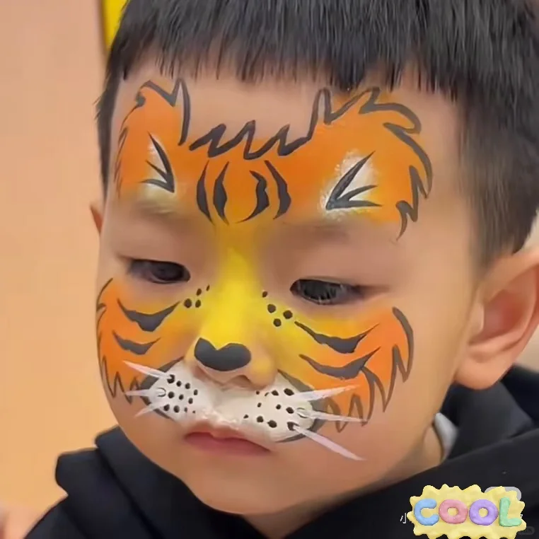 男童面部彩绘图案