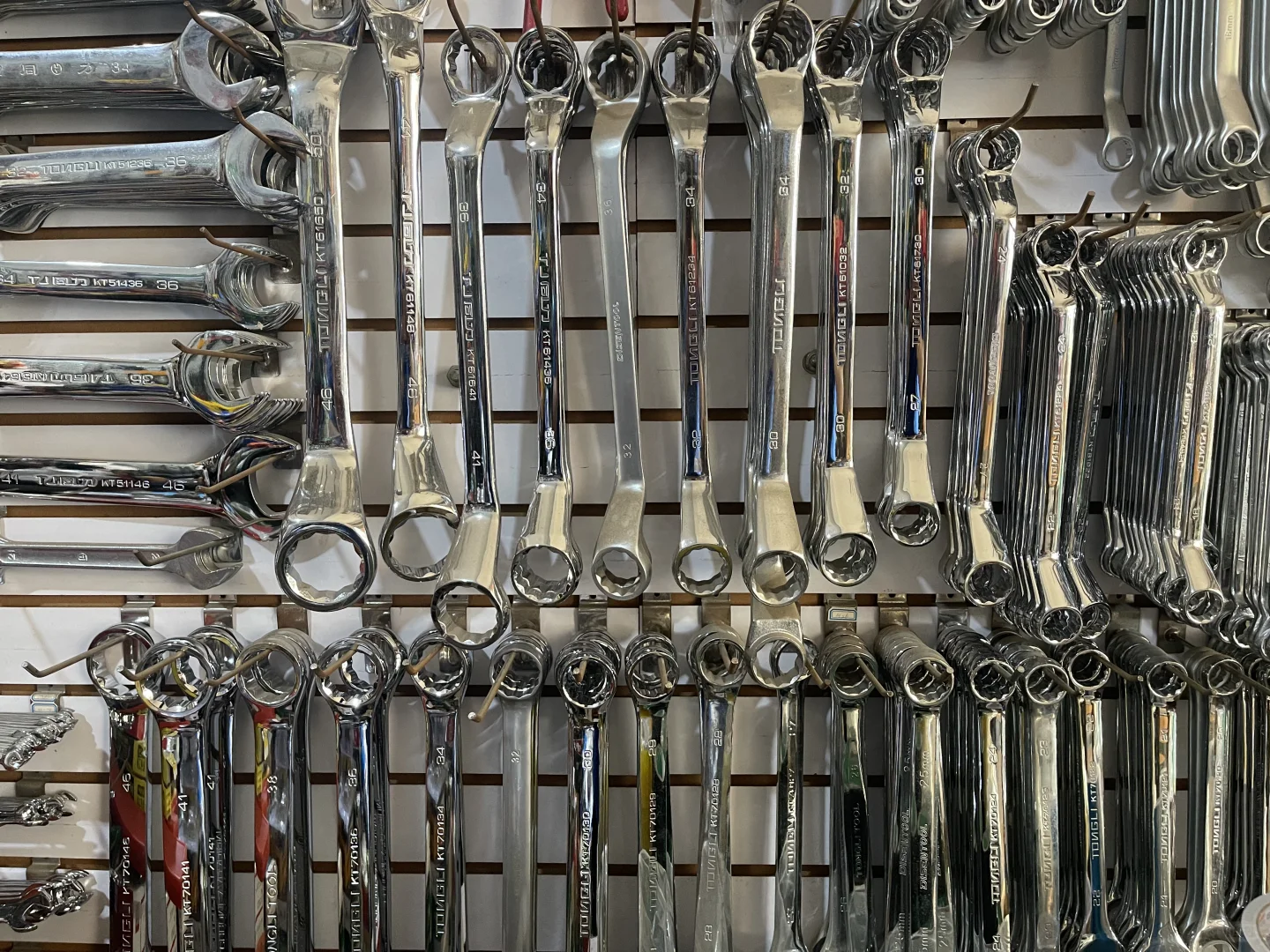 回家继承父母奋斗三四十年的五金店