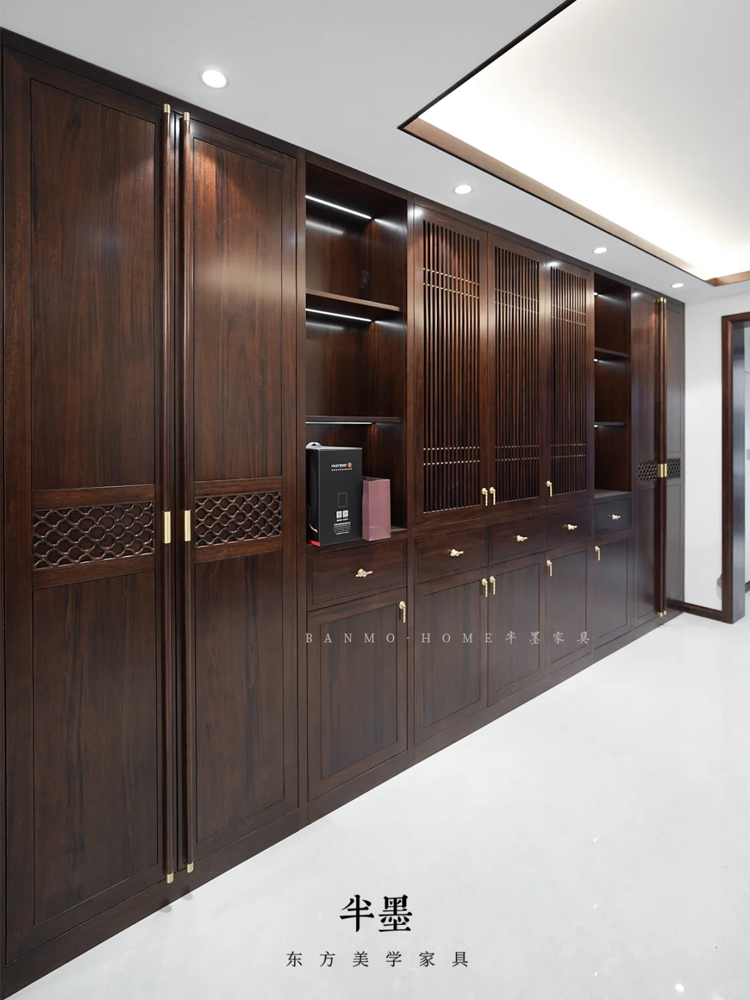 贵阳别墅全屋定制落地，新中式原木柜验收中