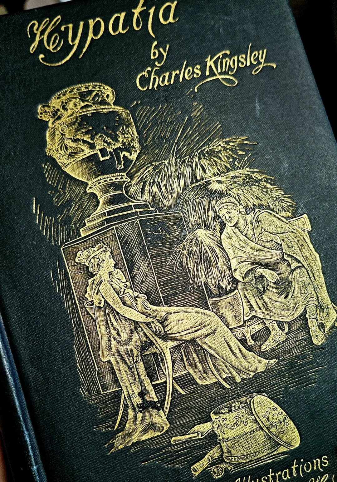 精美的烫金装帧设计