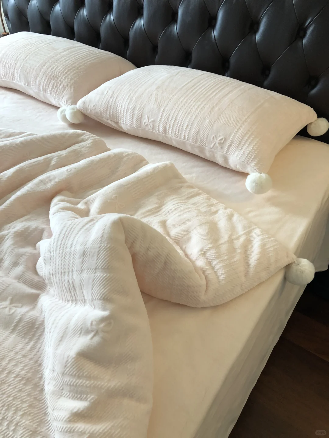 天气突然就冷了❄️！牛奶绒雕花蝴蝶结?超美～